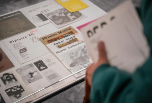 “Nga arkivi: Të fala shoqërore” e shfaq materiale për secilin vit të dekadës së parë të institucionit, prej vitit 1979 e deri më 1989 (Foto: GKK)