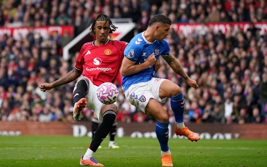 Granit Xhaka kundër Man. Utd