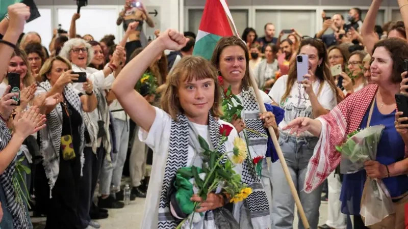 Greta Thunberg në Athinë pas dëbimit nga Izraeli: Në Gaza po ndodh një gjenocid