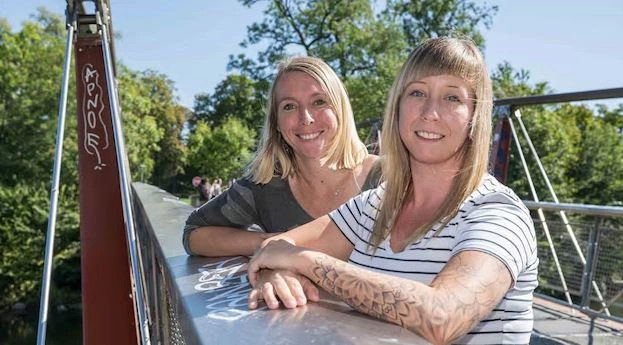 Jessica (prapa) e kontaktoit e para Dorisin në Facebook