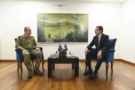 Komandanti i ri i misionit të NATO-s në Kosovë, KFOR, gjeneralmajor Oezkan Ulutash, është pritur të mërkurën nga kryeministri Albin Kurti