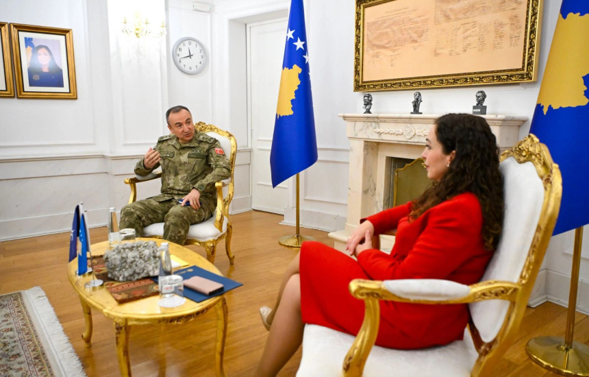 Presidentja Vjosa Osmani në takim me  gjeneralmajorin e KFOR-it, Oezkan Ulutash