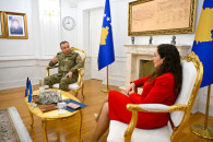 Presidentja Vjosa Osmani në takim me gjeneralmajorin e KFOR-it, Oezkan Ulutash