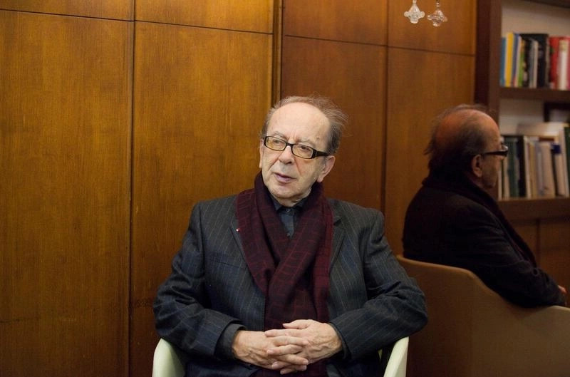 Parisi nderon Ismail Kadarenë me pllakë me emrin e tij