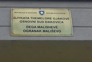 Një muaj paraburgim për të dyshuarin që pengoi një gjyqtar në Malishevë