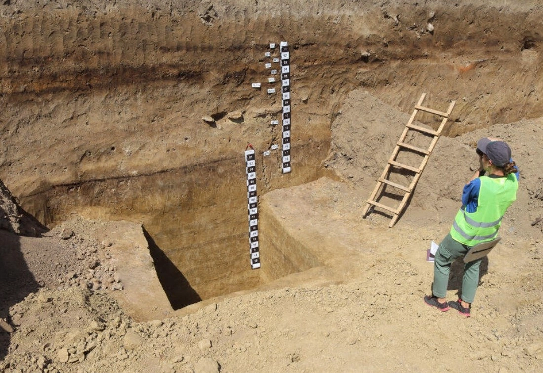 Arkeologët zbuluan mbetje të objekteve të banimit, shumë gropa për magazinim, mjete prej guri, fragmente qeramike, sende prej kocke