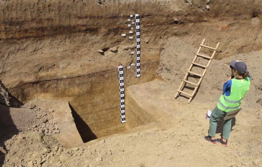 Arkeologët zbuluan mbetje të objekteve të banimit, shumë gropa për magazinim, mjete prej guri, fragmente qeramike, sende prej kocke