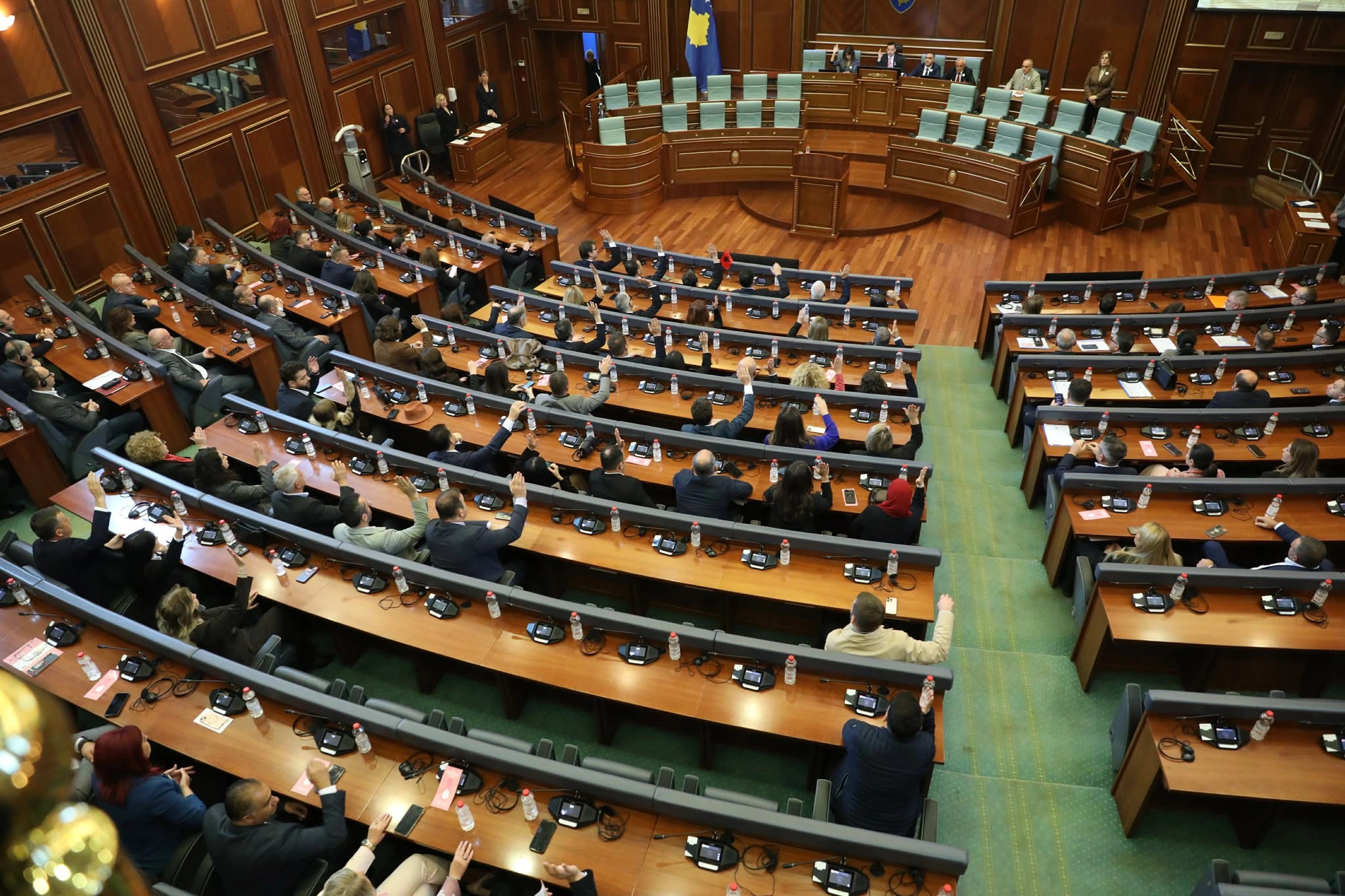 Priština danes glasuje o novi vladi Gljauka Konjufce