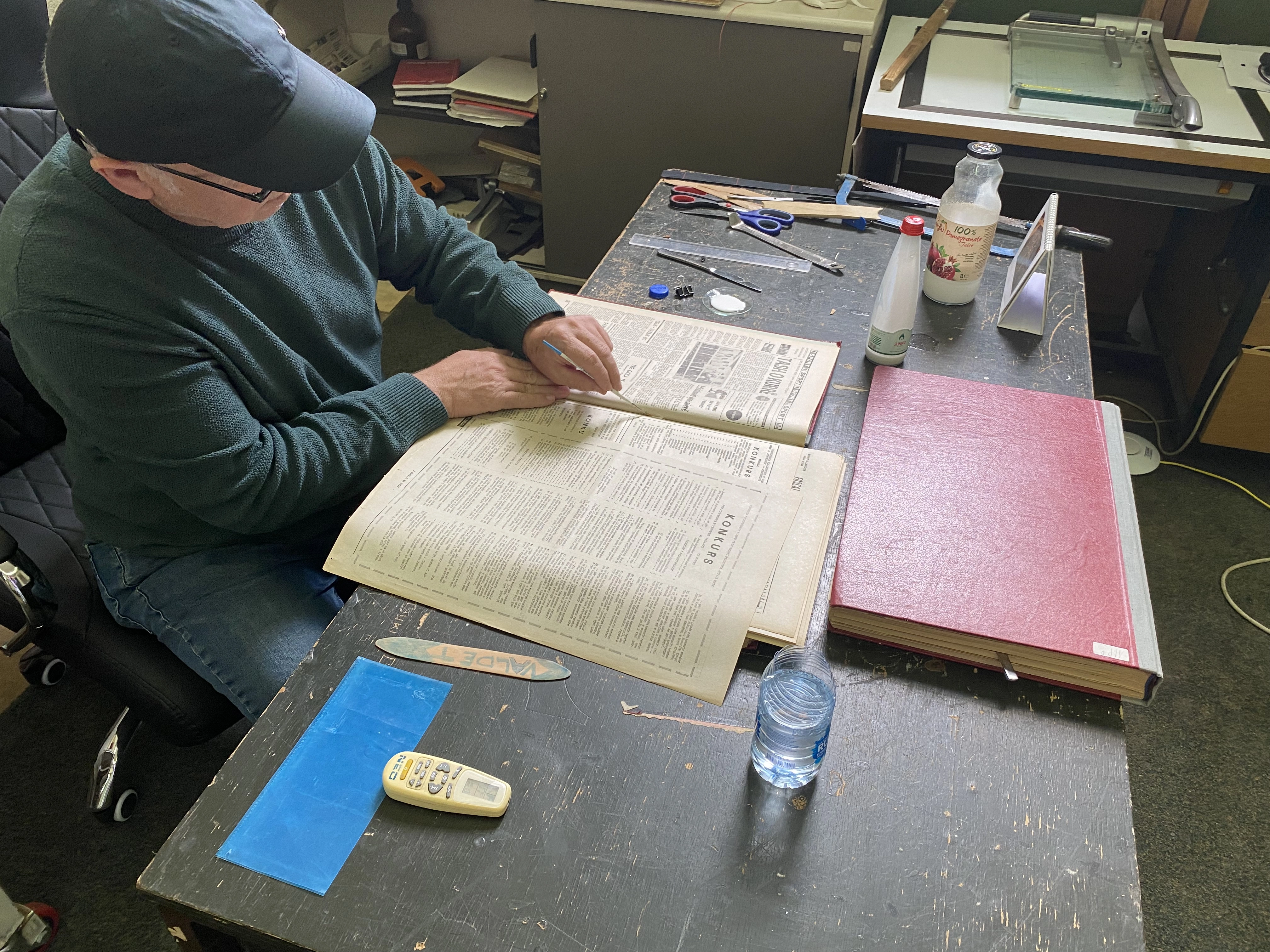 Laboratori i restaurimit. Zyrtari për libërlidhje Valdet Hoti në proces pune