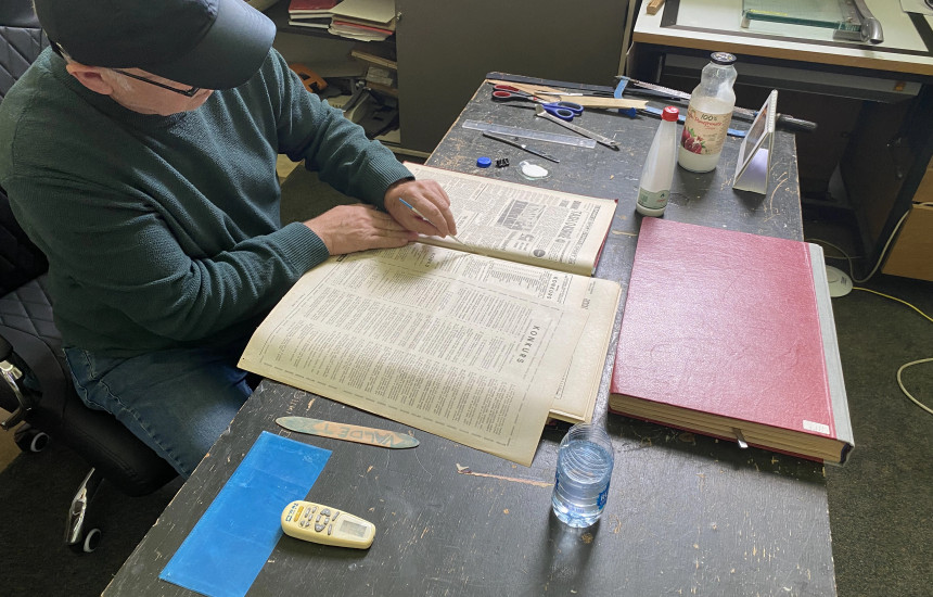 Laboratori i restaurimit. Zyrtari për libërlidhje Valdet Hoti në proces pune