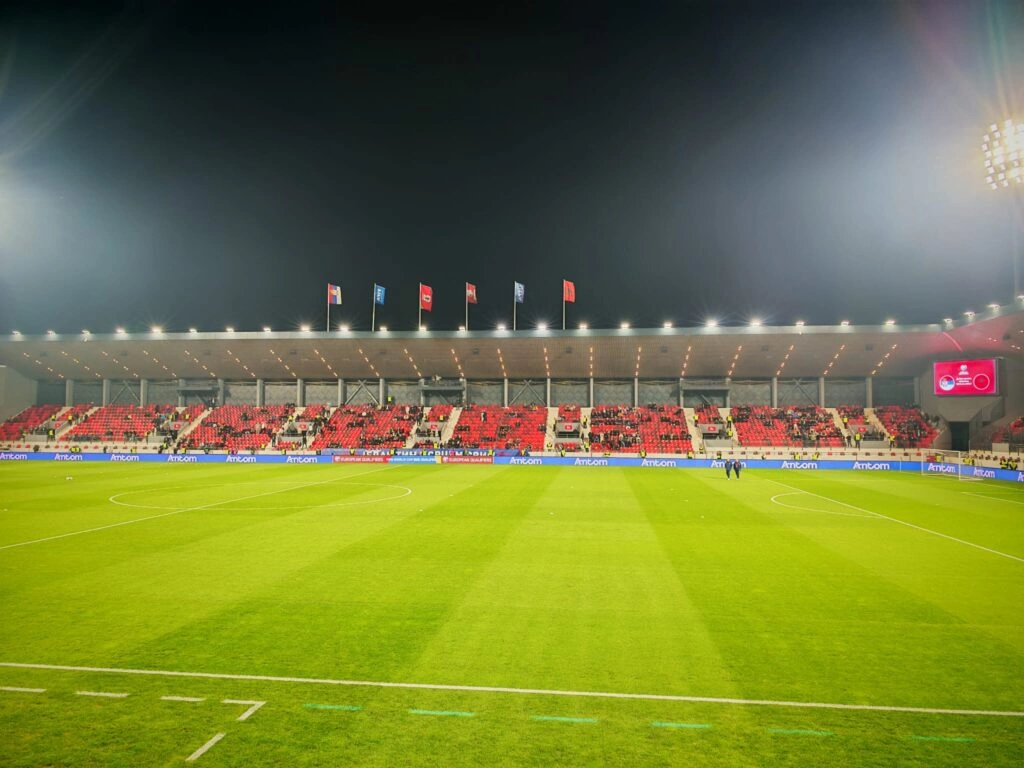 Fishkëllima kur lojtarët e Shqipërisë dalin në fushë