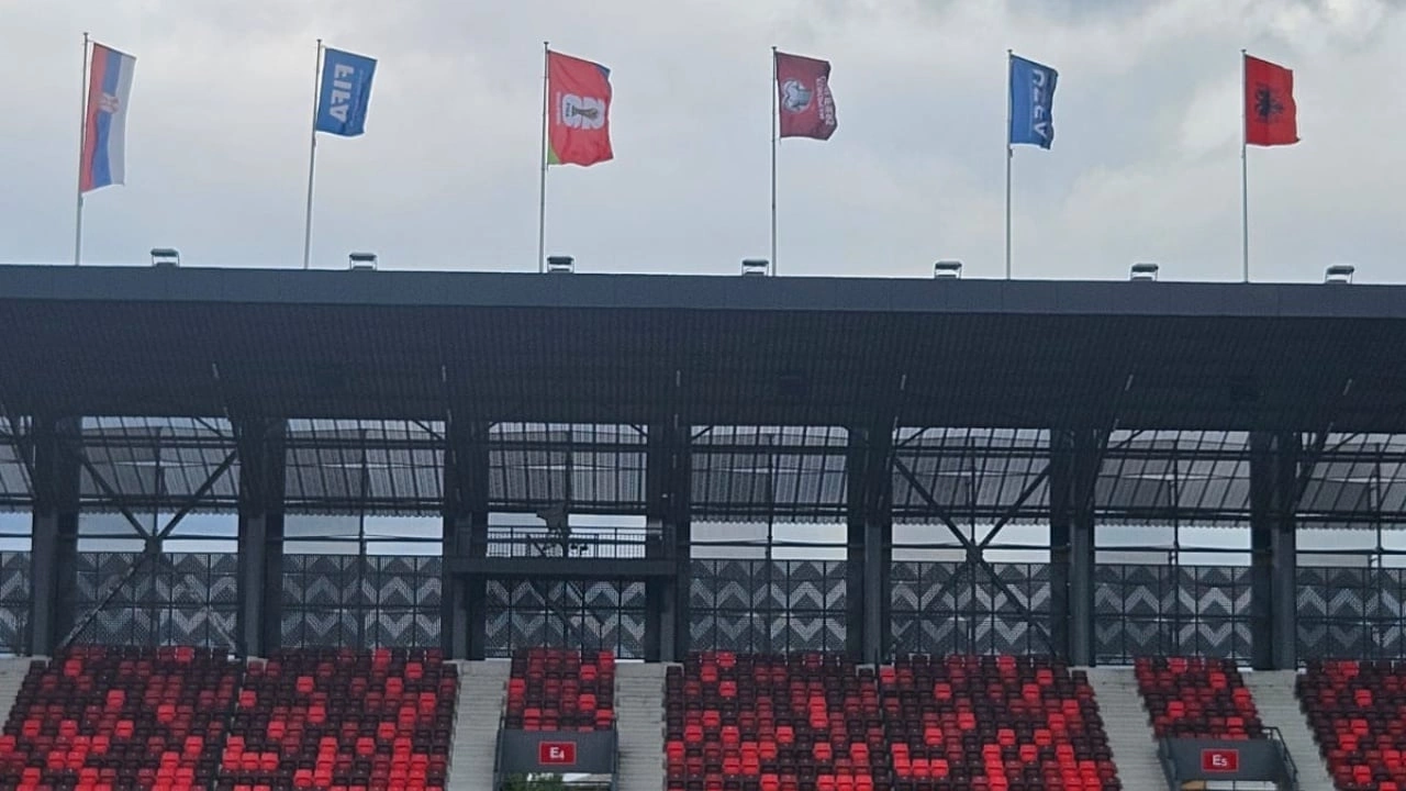 Flamuri shqiptar valëvitet në stadiumin e Leskovcit
