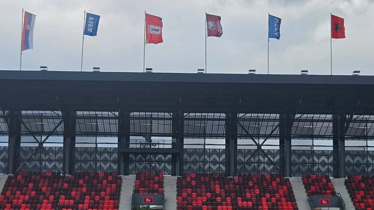 Flamuri shqiptar valëvitet në stadiumin e Leskovcit