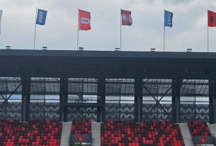 Flamuri shqiptar valëvitet në stadiumin e Leskovcit