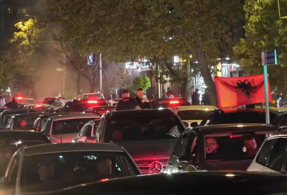 Shqiptarët po festojnë në shumë vende