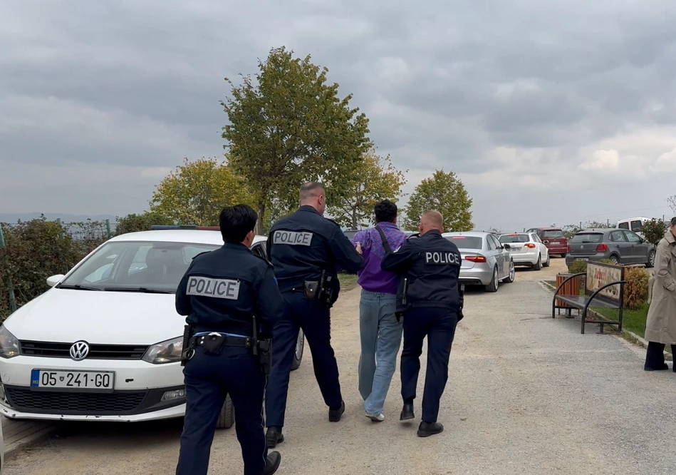 Një person shoqërohet nga Policia në shkollën “Naim Frashëri” në Shtime