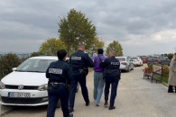 Një person shoqërohet nga Policia në shkollën “Naim Frashëri” në Shtime