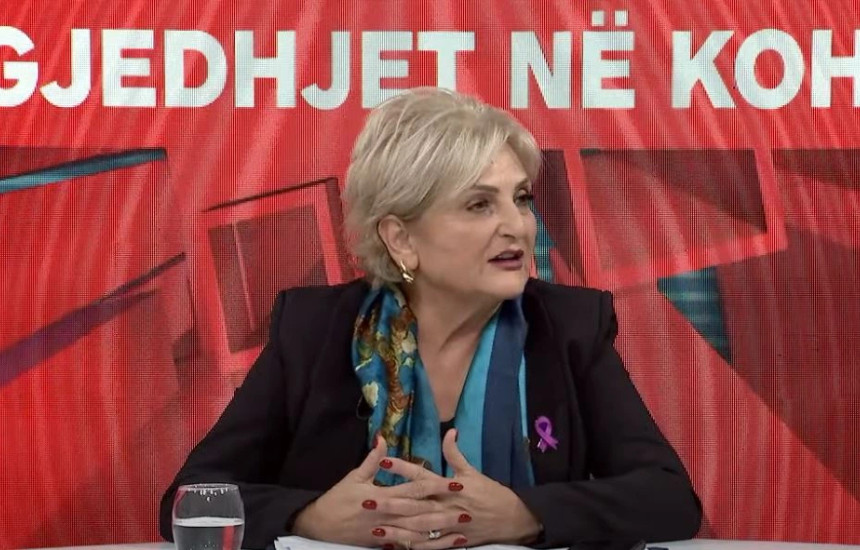 Laura Pula N Pula: Një i ri që sapo kishte mbushur 18 vjet e fotografoi votën nga ...