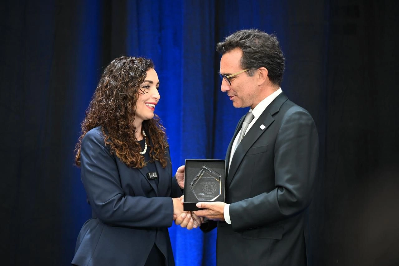 Vjosa Osmani duke pranuar çmimin për gratë, paqen dhe sigurinë nga Asambleja Parlamentare e NATO-s