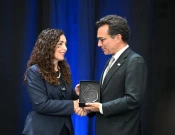 Vjosa Osmani duke pranuar çmimin për gratë, paqen dhe sigurinë nga Asambleja Parlamentare e NATO-s
