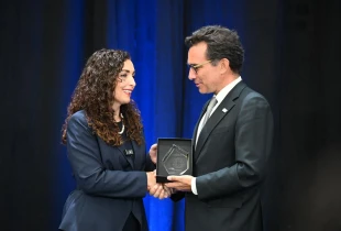 Vjosa Osmani duke pranuar çmimin për gratë, paqen dhe sigurinë nga Asambleja Parlamentare e NATO-s