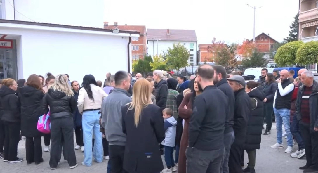Prindërit kërkojnë që fëmijët të kthehen në shkollën  Asim Vokshi   shkaku i rrugës së rrezikshme