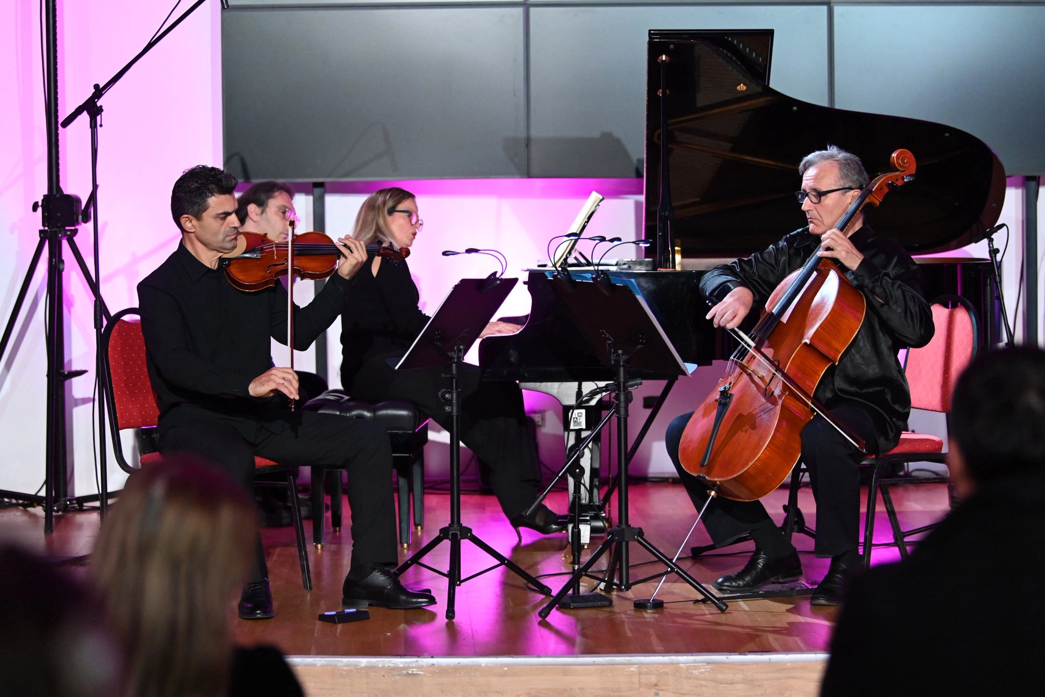 Koncerti i treshes Veronika Koprivica në piano, Leonard Simaku në violinë dhe Alexander Zyumbrovskiy në violonçel kanë qenë në harmoni përplot emocion e elegancë muzikore (Foto: Adi Beqiri)