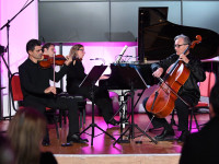 Koncerti i treshes Veronika Koprivica në piano, Leonard Simaku në violinë dhe Alexander Zyumbrovskiy në violonçel kanë qenë në harmoni përplot emocion e elegancë muzikore (Foto: Adi Beqiri)