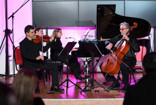 Koncerti i treshes Veronika Koprivica në piano, Leonard Simaku në violinë dhe Alexander Zyumbrovskiy në violonçel kanë qenë në harmoni përplot emocion e elegancë muzikore (Foto: Adi Beqiri)