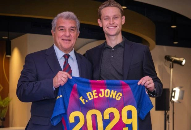 De Jong vazhdon kontratën me Barcelonën