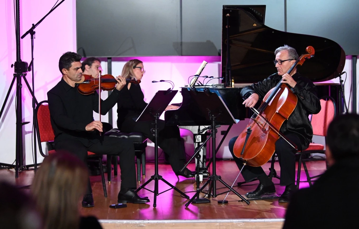 “Espressiva Impressione” kulmon me versionin unik të “Moj e bukura More”