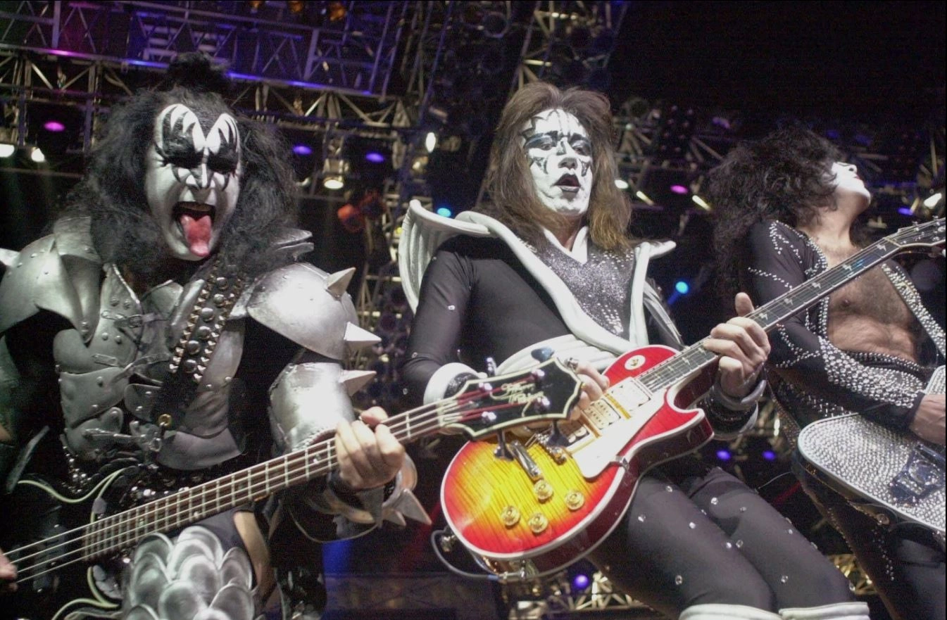 Kitaristi i “Kiss”, Paul Stanley në të djathtë, kitaristi Ace Frehley, në mes, dhe anëtari tjetër i grupit, Gene Simons, fotografuar gjatë perormancës në koncertin lamtumirës të grupit në Detroit, në muajin maj të vitit 2000.