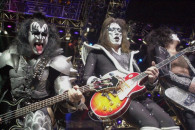 Kitaristi i “Kiss”, Paul Stanley në të djathtë, kitaristi Ace Frehley, në mes, dhe anëtari tjetër i grupit, Gene Simons, fotografuar gjatë perormancës në koncertin lamtumirës të grupit në Detroit, në muajin maj të vitit 2000.