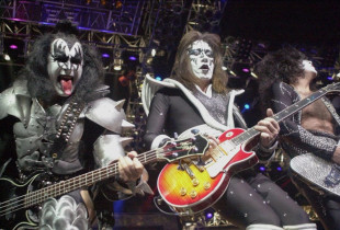 Kitaristi i “Kiss”, Paul Stanley në të djathtë, kitaristi Ace Frehley, në mes, dhe anëtari tjetër i grupit, Gene Simons, fotografuar gjatë perormancës në koncertin lamtumirës të grupit në Detroit, në muajin maj të vitit 2000.