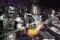 Kitaristi i “Kiss”, Paul Stanley në të djathtë, kitaristi Ace Frehley, në mes, dhe anëtari tjetër i grupit, Gene Simons, fotografuar gjatë perormancës në koncertin lamtumirës të grupit në Detroit, në muajin maj të vitit 2000.