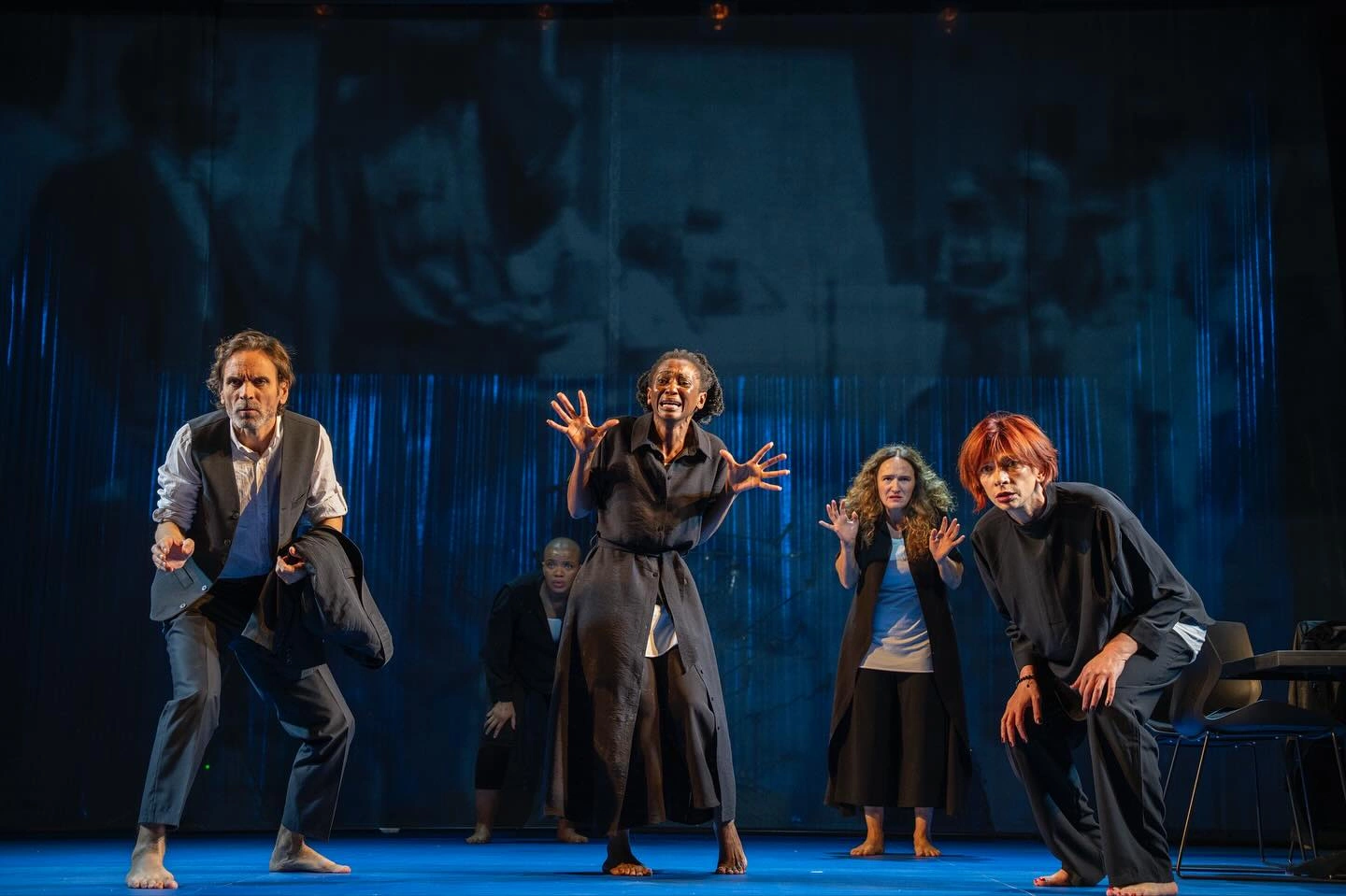 Hija e gjaqeve të falura mbulon teatrin në vajin e duarve të pajtimit