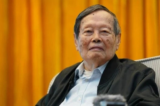 Fituesi i Çmimit Nobel në fizikë, Chen Ning Yang, vdiq në moshën 103-vjeçare