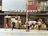 Prishtinë pas protestës së 30 gushtit të vitit 1990. Foto: Hazir Reka. Përpunuar me ngjyra nga “Prishtina ime”