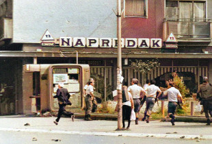 Prishtinë pas protestës së 30 gushtit të vitit 1990. Foto: Hazir Reka. Përpunuar me ngjyra nga “Prishtina ime”