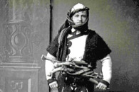 Ippeni me veshje kombëtare shqiptare fotografuar në Shkodër nga Pietro Marubi rreth vitit 1900
