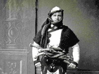 Ippeni me veshje kombëtare shqiptare fotografuar në Shkodër nga Pietro Marubi rreth vitit 1900