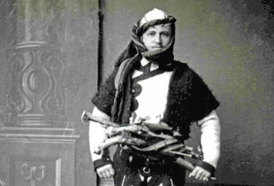 Ippeni me veshje kombëtare shqiptare fotografuar në Shkodër nga Pietro Marubi rreth vitit 1900