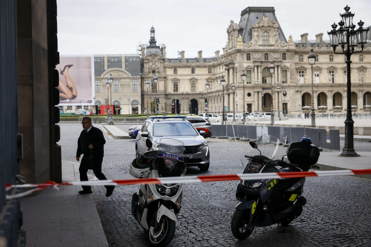 Vidhen bizhuteri me vlerë të madhe në muzen e Luvrit në Paris