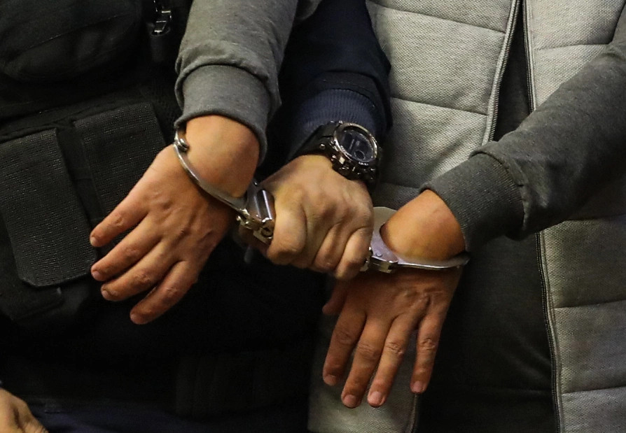 Arrestohet në Fushë Kosovë babai që kërcënoi gjyqtarin gjatë seancës për djalin e tij