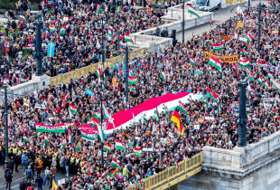 Mijëra marshues në mbështetje të Orbanit në Budapest