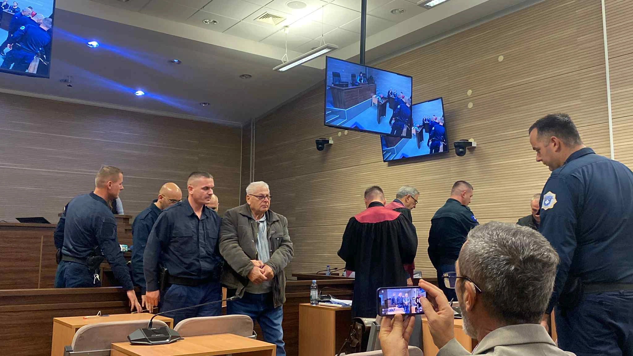 Seanca gjyqësore në rastin ku dy ish-policët serbë Zoran Kostiq dhe Dragan Miloviq