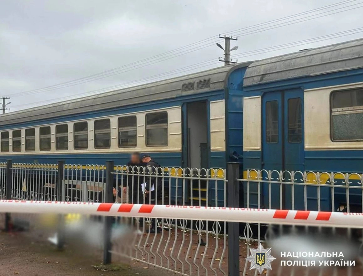 Katër të vdekur e 12 të plagosur nga një shpërthim në një stacion treni në Ukrainë
