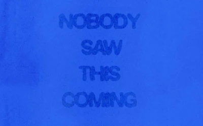 Ekspozita “Nobody Saw This Coming” është pjesë e një vizioni më të gjerë të “On Top Residency”, që synon të krijojë një park skulpturor në të ardhmen, me qëllim të krijimit të një hapësire ku veprat nuk zhduken me të përfunduar një ekspozitë