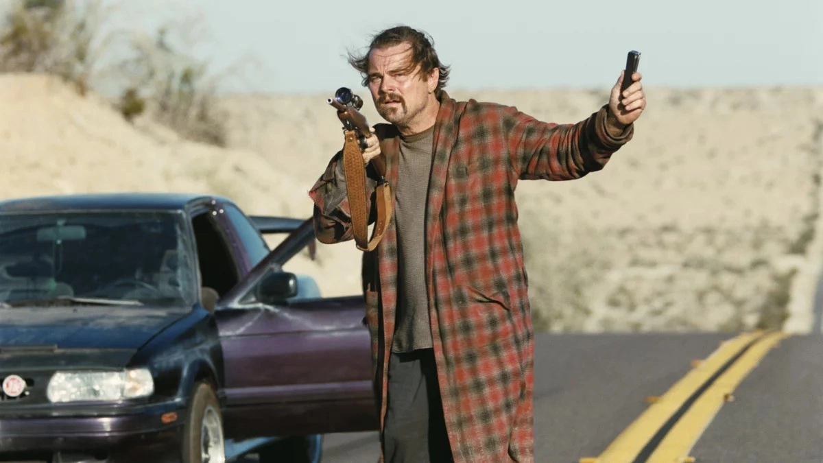 Leonardo DiCaprio në filmin “One Battle After Another” luan rolin e Patit, një ekspert i eksplozivëve