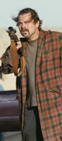 Leonardo DiCaprio në filmin “One Battle After Another” luan rolin e Patit, një ekspert i eksplozivëve